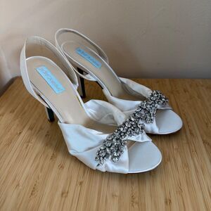 Betsy Johnson Ivory Satin Gems SB-Briel Women’s Dressy Shoes US 9.5